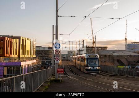 Un tramway qui passe par le nouveau centre universitaire de Nottingham à Nottingham City South Side, à Notinghamshire Angleterre Royaume-Uni Banque D'Images