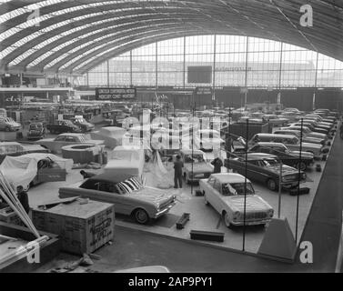 46ème exposition RAI car and Caravan, vue d'ensemble des voitures de tourisme Date: 5 février 1963 lieu: Amsterdam, Noord-Holland mots clés: Vues d'ensemble Nom de l'établissement: RAI Banque D'Images