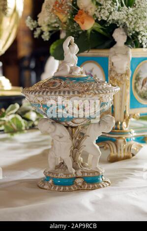 Vue imprenable sur la table dans la salle à manger du château de Penrhyn, Gwynedd Banque D'Images