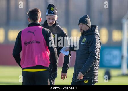 Leonardo BALERDI (à gauche, DO) et Eerling HAALAND (à gauche, DO) reçoivent des instructions de Lucien FAVRE (entraîneur, DO), parle, parle, parle, demi figure, demi figure, football 1. Bundesliga, formation, Borussia Dortmund (DO) le 21 janvier 2020 à Dortmund/Allemagne. € | utilisation dans le monde entier Banque D'Images