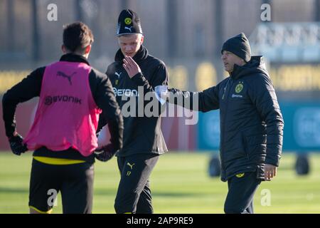 Leonardo BALERDI (à gauche, DO) et Eerling HAALAND (à gauche, DO) reçoivent des instructions de Lucien FAVRE (entraîneur, DO), parle, parle, parle, demi figure, demi figure, football 1. Bundesliga, formation, Borussia Dortmund (DO) le 21 janvier 2020 à Dortmund/Allemagne. € | utilisation dans le monde entier Banque D'Images