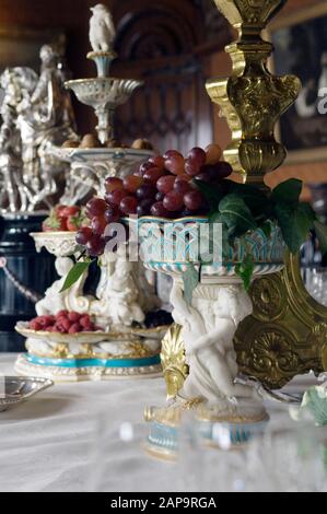 Vue imprenable sur la table dans la salle à manger du château de Penrhyn, Gwynedd Banque D'Images