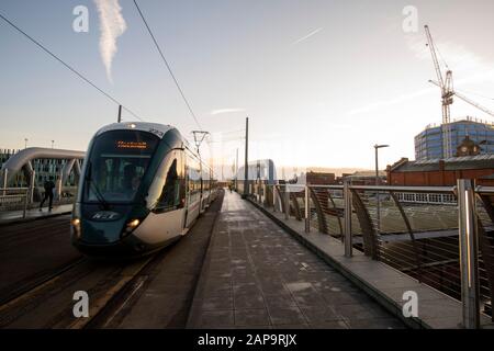 Un tramway en sortant de la gare ferroviaire de Nottingham City South Side, Notinghamshire England UK Banque D'Images