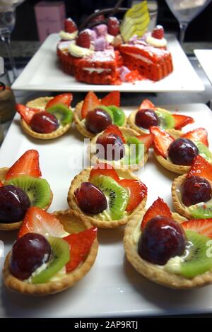 Petites Tartelettes aux fruits remplis de Creme Patissiere au petit déjeuner-buffet à l'Azul Beach Resort Hotel, Puerto Morelos, Riviera Maya, Cancun. Le Mexique. Banque D'Images