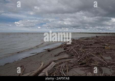 Plage sale après la tempête Banque D'Images