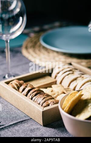 Différents pains toasts sur une boîte en bois sur une table de plats préparée et servie dans un restaurant Banque D'Images