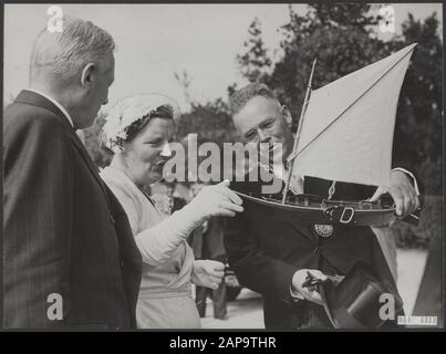 Offrir un mineur à la Reine Juliana par le maire de Giethoorn, H. van der Gut Date: 1 juillet 1953 lieu: Giethoorn mots clés: Visites, maires, cadeaux, reines, maison royale, modèles réduits, voiliers Nom personnel: Gut H. van der, Juliana, Reine Banque D'Images