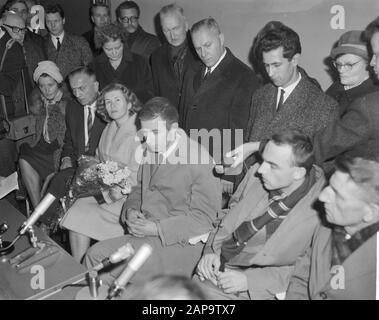 Arrivée de Reydon et du Hunter de Russie à l'aéroport de Schiphol. Au cours de la conférence de presse Date: 4 décembre 1963 mots clés: Arrivées, conférences de presse Banque D'Images