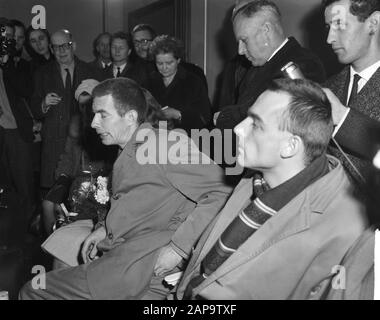 Arrivée de Reydon et du Hunter de Russie à l'aéroport de Schiphol. Reydon et le chasseur Date : 4 décembre 1963 mots clés : arrivées Banque D'Images