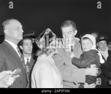 Arrivée de Reydon et du Hunter de Russie à l'aéroport de Schiphol. M. et Mme Reydon avec son fils Date: 4 décembre 1963 mots clés: Femmes, arrivées, fils Banque D'Images