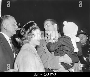 Arrivée de Reydon et du Hunter de Russie à l'aéroport de Schiphol. M. et Mme Reydon avec son fils Date: 4 décembre 1963 mots clés: Femmes, arrivées, fils Banque D'Images