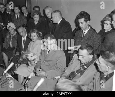 Arrivée de Reydon et du Hunter de Russie à l'aéroport de Schiphol. Au cours de la conférence de presse Date: 4 décembre 1963 mots clés: Arrivées, conférences de presse Banque D'Images