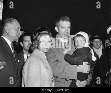 Arrivée de Reydon et du Hunter de Russie à l'aéroport de Schiphol. Reydon avec femme et fils de 3 ans Date : 4 décembre 1963 mots clés : fils, arrivées, femmes Banque D'Images
