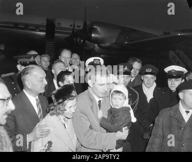 Arrivée de Reydon et du Hunter de Russie à l'aéroport de Schiphol. M. et Mme Reydon avec son fils Date: 4 décembre 1963 mots clés: Femmes, arrivées, fils Banque D'Images