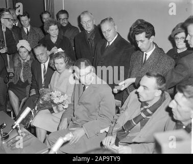 Arrivée de Reydon et du Hunter de Russie à l'aéroport de Schiphol. Au cours de la conférence de presse Date: 4 décembre 1963 mots clés: Arrivées, conférences de presse Banque D'Images