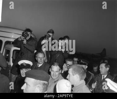 Arrivée de Reydon et du Hunter de Russie à l'aéroport de Schiphol. M. et Mme Reydon avec son fils Date: 4 décembre 1963 mots clés: Femmes, arrivées, fils Banque D'Images