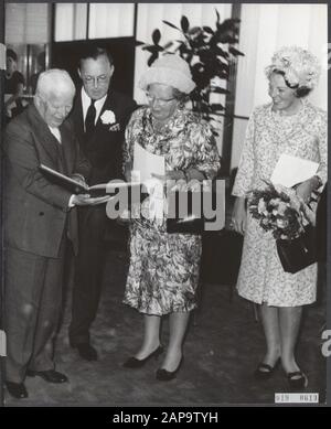 Charlie Chaplin reçoit le prix Erasmus dans la salle des congrès. De gauche à droite: Charlie Chaplin, Prince Bernhard, Queen Juliana, Princess Beatrix Date: 24 juin 1965 mots clés: Acteurs, reines, maison royale, cérémonies de remise de prix, princes, princesses, acteurs Nom personnel: Beatrix, Princess, Bernhard (Prince Pays-Bas), Chaplin, Charlie, Juliana (Queen Pays-Bas) Nom de l'institution: Congresgebouw Banque D'Images