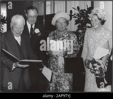 Charlie Chaplin reçoit le prix Erasmus dans la salle des congrès. De gauche à droite: Charlie Chaplin, Prince Bernhard, Queen Juliana, Princess Beatrix Date: 24 juin 1965 mots clés: Acteurs, reines, maison royale, cérémonies de remise de prix, princes, princesses, acteurs Nom personnel: Beatrix, Princess, Bernhard (Prince Pays-Bas), Chaplin, Charlie, Juliana (Queen Pays-Bas) Nom de l'institution: Congresgebouw Banque D'Images