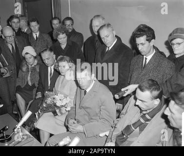 Arrivée de Reydon et du Hunter de Russie à l'aéroport de Schiphol. Au cours de la conférence de presse Date: 4 décembre 1963 mots clés: Arrivées, conférences de presse Banque D'Images