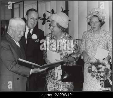 Charlie Chaplin reçoit le prix Erasmus dans la salle des congrès. De gauche à droite: Charlie Chaplin, Prince Bernhard, Queen Juliana, Princess Beatrix Date: 24 juin 1965 mots clés: Acteurs, reines, maison royale, cérémonies de remise de prix, princes, princesses, acteurs Nom personnel: Beatrix, Princess, Bernhard (Prince Pays-Bas), Chaplin, Charlie, Juliana (Queen Pays-Bas) Nom de l'institution: Congresgebouw Banque D'Images