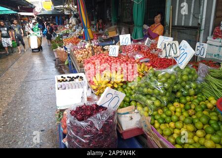 Bangkok, Thaïlande - 26 décembre 2019: Fruits et légumes en vente sur le marché de Khlong Toei. Banque D'Images