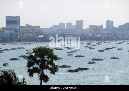 Pattaya, Thaïlande - 23 décembre 2019: Pattaya Beach avec de nombreux bateaux. Banque D'Images