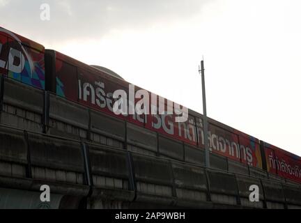 Bangkok, Thaïlande - 25 décembre 2019: BTS Skytrain train plein air avec de l'espace pour le texte. Banque D'Images