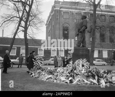 Amsterdam. Le ministre des Affaires étrangères d'Israël, Mme Golda Meir, place une couronne au monument de Dokwerker Annotation: Golda Meir s'est rendue aux Pays-Bas du 25 janvier au 2 mars 1964 Date: 27 février 1964 lieu: Amsterdam, Israël mots clés: Persécution des juifs, sculptures, visites, monuments commémoratifs, couronnes, ministres Nom personnel: Meir, Golda Banque D'Images