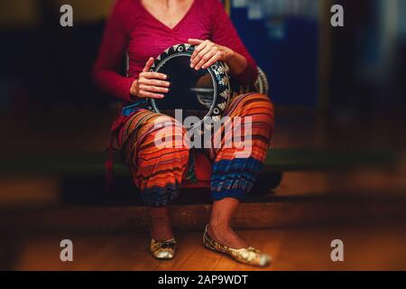 Jeune femme batteur avec son djembe. Banque D'Images