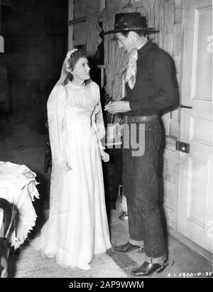 Gary COOPER en costume pour LE réalisateur DE l'OUEST de 1940 WILLIAM WYLER la société Samuel Goldwyn / United Artists visite MARTHA SCOTT sur la scène candide pendant le tournage DE NOTRE VILLE 1940 directeur SAM WOOD sol Lesser Productions / United Artists Banque D'Images