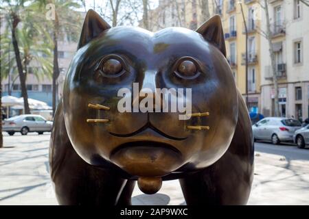 Barcelone, Espagne - 23 février 2018 : Vue de face du Raval Cat, une sculpture d'un chat géant par Fernando Botero, placé sur la Rambla del Raval, dans t Banque D'Images