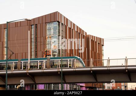 Un tramway qui passe par le nouveau centre-ville de Nottingham College à Nottingham City South Side, à Notinghamshire Angleterre Royaume-Uni Banque D'Images