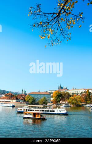 Prague, RÉPUBLIQUE TCHÈQUE - 14 OCTOBRE 2018 : vue sur la Vltava, avec quelques bateaux touristiques en premier plan et le château de Prague en arrière-plan Banque D'Images