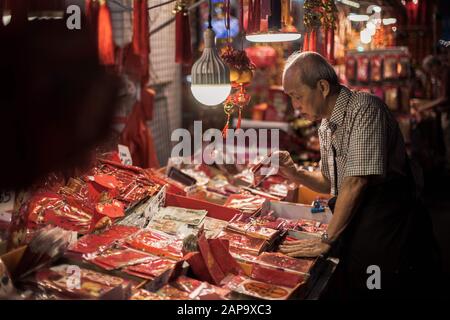 Singapour, Singapour. 20 janvier 2020. Un vieil homme regarde une collection d'enveloppes rouges avec différents dessins pendant la célébration dans Chinatown.des articles tels que des mots et des expressions favorables sont généralement achetés et affichés par les Chinois pour annoncer dans le nouvel an chinois. Crédit: Maverick Asio/Sopa Images/Zuma Wire/Alay Live News Banque D'Images