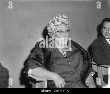 Agatha Christie aux Pays-Bas (auteur détective), à son arrivée à l'aéroport de Schiphol avec une rose dans sa main Agatha Christ (kop) Date : 17 septembre 1964 lieu : Noord-Holland, Schiphol mots clés : arrivées Nom personnel : Agatha Christie Banque D'Images