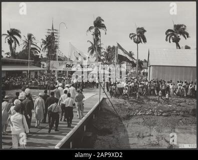 Arrivée de la Reine Juliana et du Prince Bernhard dans le district de Nickerie au Suriname au cours de la visite de travail Annotation: Sur une bannière dit: Bienvenue dans notre district de Rice et Bacoven, Nickerie Date: 18 octobre 1965 lieu: Nickerie, Suriname mots clés: Population, visites, reines, maison royale, territoires d'outre-mer Nom personnel: Juliana, Reine Banque D'Images