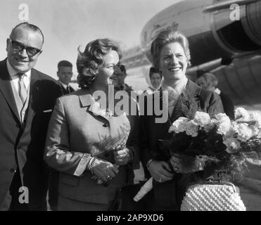 Arrivée Sjoukje Dijkstra à Schiphol, pour performance en vacances sur glace à Amsterdam, Mme Dijkstra et Sjoukje à Schiphol Date: 23 septembre 1964 lieu: Amsterdam, Noord-Holland mots clés: Arrivées Nom personnel: Dijkstra, Sjoukje Banque D'Images