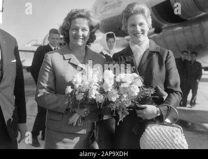 Arrivée Sjoukje Dijkstra à Schiphol, pour performance en vacances sur glace à Amsterdam, Mme Dijkstra et Sjoukje à Schiphol Date: 23 septembre 1964 lieu: Amsterdam, Noord-Holland mots clés: Arrivées Nom personnel: Dijkstra, Sjoukje Banque D'Images