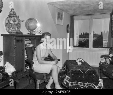 Arrivée Sjoukje Dijkstra à Schiphol, pour performance en vacances sur glace à Amsterdam, Sjoukje Dijksta Date : 23 septembre 1964 lieu : Amstelveen, Noord-Holland mots clés : arrivées Nom personnel : Dijkstra, Sjoukje Banque D'Images