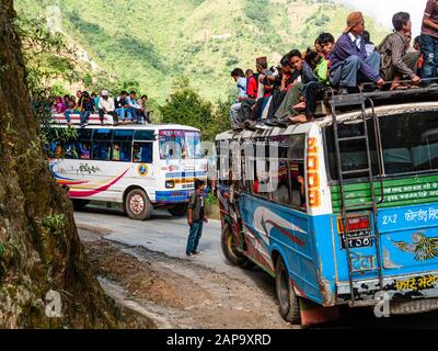 De nombreux passagers voyageant sur le toit de bus surchargés Banque D'Images