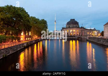 Ambiance de soirée, musée éclairé de la Bode sur la Spree, dans la tour de télévision arrière de Berlin Alex, Museum Island, Berlin-Mitte, Berlin, Allemagne Banque D'Images