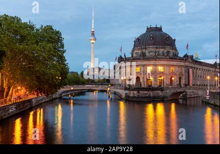 Ambiance de soirée, musée éclairé de la Bode sur la Spree, dans la tour de télévision arrière de Berlin Alex, Museum Island, Berlin-Mitte, Berlin, Allemagne Banque D'Images