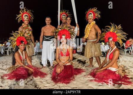 Le groupe de danse indigène pose devant la caméra, Moorea, Polynésie française Banque D'Images