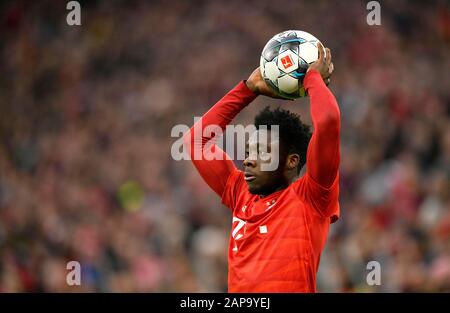 Jeter par Alphonso Davies, FC Bayern Munich FCB, Allianz Arena, Munich, Bavière, Allemagne Banque D'Images