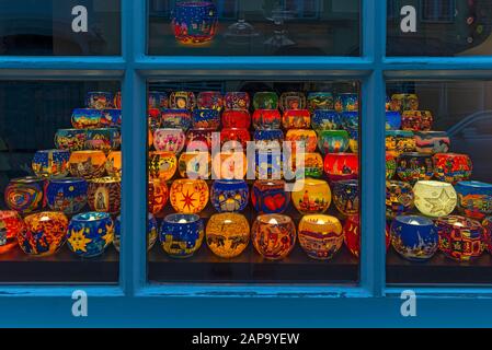 Lanternes colorées peintes illuminées avec motifs de Noël dans une vitrine de magasins, Basse-Saxe, Allemagne Banque D'Images