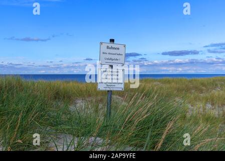 Pas de signe d'avertissement et d'avertissement dans les dunes sur la plage de la mer Baltique, près d'Ahrenshoop, Darss, Mecklembourg-Poméranie occidentale, Allemagne Banque D'Images