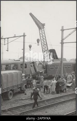 En raison d'un changement de position incorrect, le train express Enschede-Roermond est entré en pleine vitesse sur le train d'arrêt de Nijmegen. Les trains d'Enschede ont déménagé sur une longueur de 15 mètres au-dessus de la circulation à venir. Six passagers du train ont trouvé la mort. Douze occupants ont été plus ou moins grièvement blessés. En plus des unités de police et de pompiers ont également été déployées dans les opérations de sauvetage Date: 13 octobre 1954 lieu: Elst mots clés: Collisions, accidents, gares, trains, trains Nom de l'établissement: NS Banque D'Images