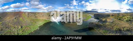 Panorama aérien islandais à 360 degrés. Panorama de la chute d'eau Hjalparfoss et du lagon par temps ensoleillé. Banque D'Images