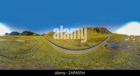 Paysage aérien islandais à 360 degrés. Carte d'environnement de projection équirectangulaire. Panorama sphérique complet de la montagne de Vestrahorn par une journée ensoleillée. Banque D'Images