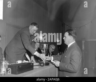 Réunion générale Royal Dutch Baseball bon à Tivoli à Utrecht, prix de championnat décernés à Sparta 1 et Sparta 2 Date: 27 février 1965 lieu: Utrecht mots clés: Réunions, champions, prix Nom de l'institution: Tivoli Banque D'Images